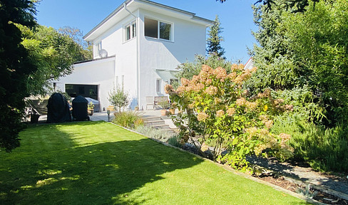 Unique in Erftstadt: A villa with a dreamlike garden.