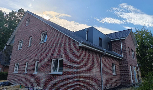 First occupancy: Quiet 5-room apartment with 2 bathrooms and a south-facing balcony – ideal for families and commuters to Hamburg.
