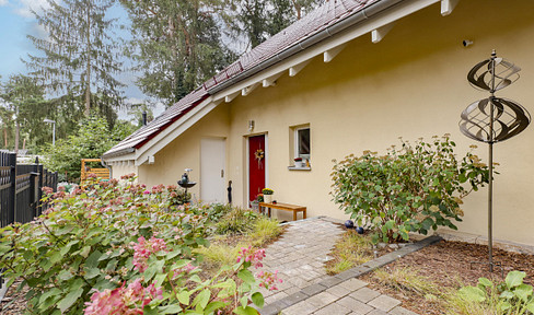Freistehendes Einfamilienhaus in ökologischer Holzständerbauweise mit naturnahem Grundstück
