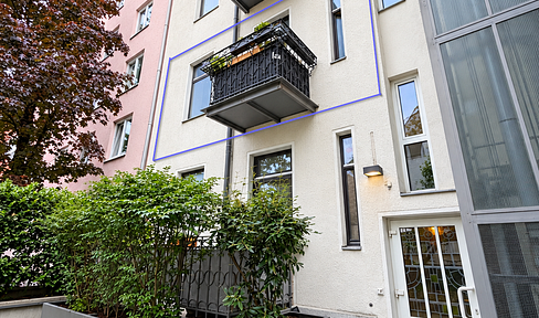 Maxvorstadt: 3.5-room apartment in a historic building with a west-facing balcony – currently rented, no commission fees.