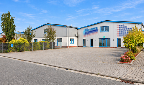 Heated commercial property, approximately 1,120 m² of warehouse space plus office area, carport, and 15-20 parking spaces – Upgant-Schott.