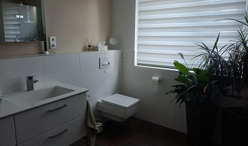 Detached house in Gerlingen, with energy efficiency class A+, featuring a photovoltaic system, solar panels, a heat pump, and air conditioning.