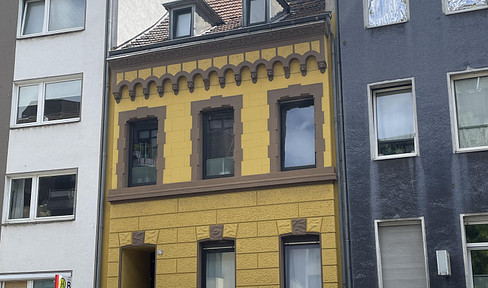 Prime location. A landmark building with character. A house with personality in Cologne Nippes!