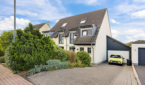 Semi-detached house with a photovoltaic system, garden, large garage, and air conditioning in the attic.