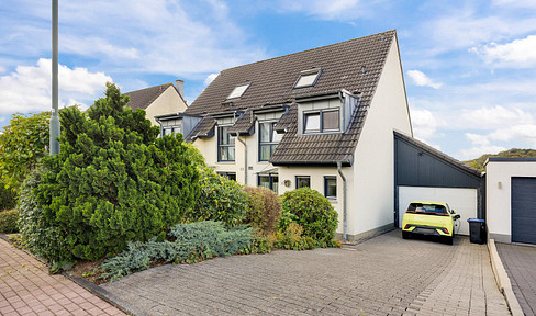 Doppelhaushälfte mit PV-Anlage, Garten, großer Garage und Klimaanlage im Dachgeschoss