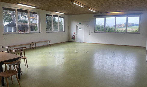 Versatile commercial space – suitable for a studio, workshop, or office.