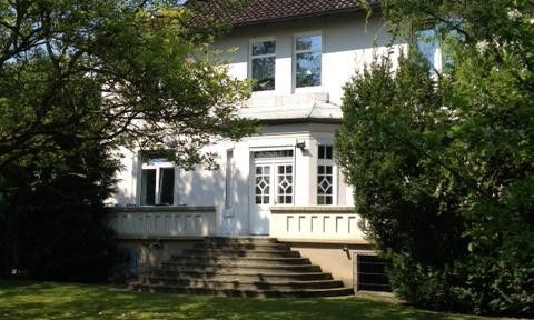 Besondere Altbau-Wohnung mit eigenem Garten-Teil