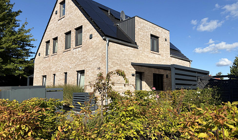 Commission-free: Like-new semi-detached house with solar panel system, heat pump, summer garden, and carport.