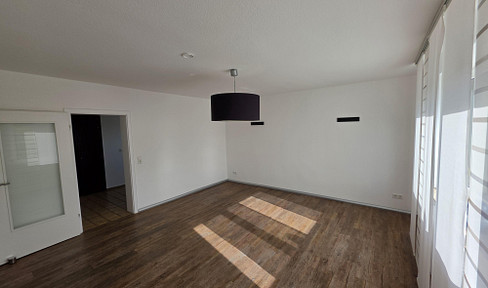 No fees: Newly renovated 3-room apartment with a south-facing balcony and parking space – available immediately!
