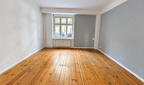 Bright, spacious one-bedroom apartment in a historic building – with a terrace – quiet location and excellent transport links.