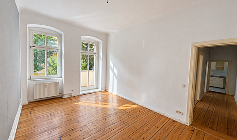 Bright, renovated apartment in a historic building with a balcony – located in a quiet area and well-connected to public transportation.