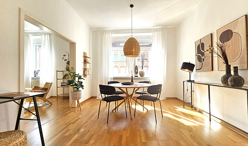 FOR SALE BY PRIVATE INDIVIDUAL + AVAILABLE IMMEDIATELY: Bright 4-room apartment with 82 square meters, a bathroom with natural light, and a garage, located in the center of Neu-Ulm.