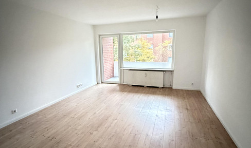 Renovated 2-room apartment with fitted kitchen, large balcony, and parking space in Reppenstedt.