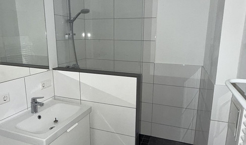 Sanierte 2-Zimmer-Wohnung mit Einbauküche, großem Balkon & Stellplatz in Reppenstedt
