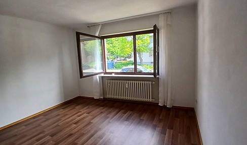 Stylish, newly renovated 2-room apartment with a modern fitted kitchen and a balcony.