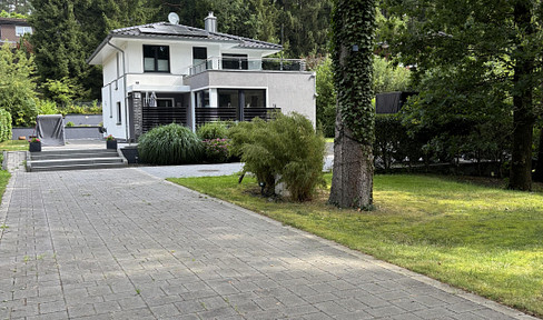 House for sale: Bright, spacious city villa on a large plot of land.