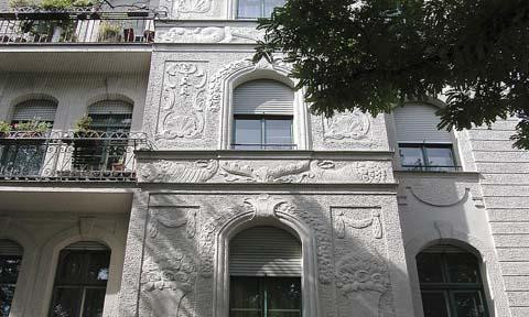 A stunning, well-maintained historic building in the heart of Lehel – experience living on the desirable Thierschstraße.