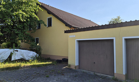 Großes Haus mit 2 spiegelgleichen Einheiten im EG mit Keller, Ausbaufähigen OG und großen Garten