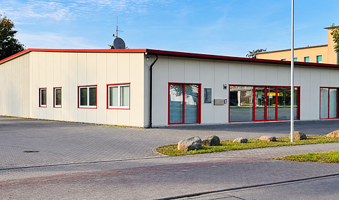 Commercial property/warehouse with office space and parking spaces, centrally located in the West Harbor of Wismar.
