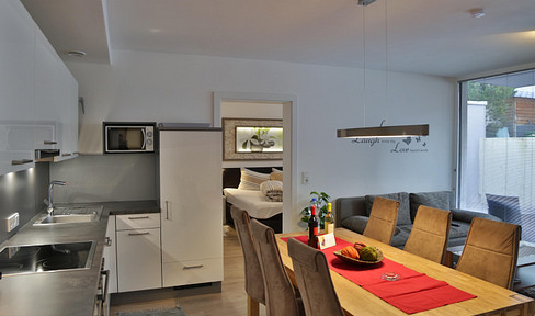 Neuwertige 4-Zimmer-Premiumwohnung möbliert mit 2 Bädern, Eigengarten & 2 Stellplätzen.