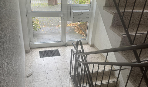 ***Kernsaniertes Bad m. Fenster, Süd-Westbalkon m. viel Sonne, im Grünen gelegen***