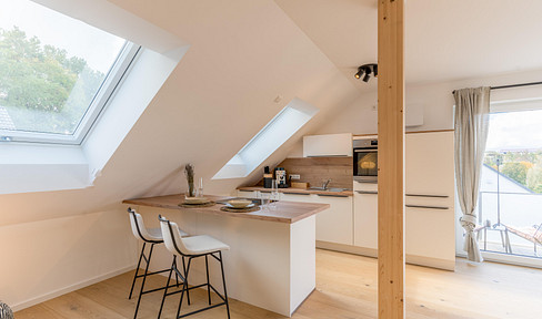 Lichtdurchflutetes Design-DG (2-Zi.) mit BORA Einbauküche, Lindura-Parkett & Sonnenbalkon