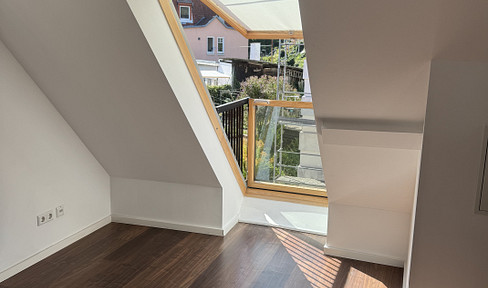 Beautiful, bright attic apartment with a view of the historic old town of Esslingen.