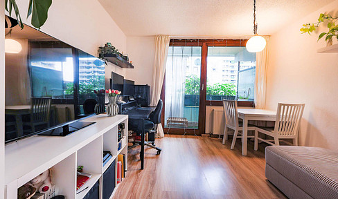 Spacious 2-room apartment with balcony and garage, available without any agency fees, in Konstanz.