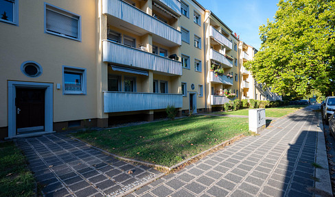 Frisch sanierte 2-Zimmer-Wohnung mit Sonnenbalkon & Tageslichtbad im Hochparterre