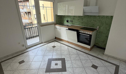 Renovated 2-room apartment with balcony and fitted kitchen.