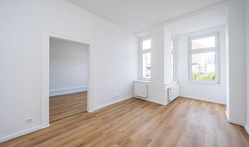 First occupancy after renovation: Bright 3-room apartment in a historic building, renovated to preserve its Art Nouveau architectural features.