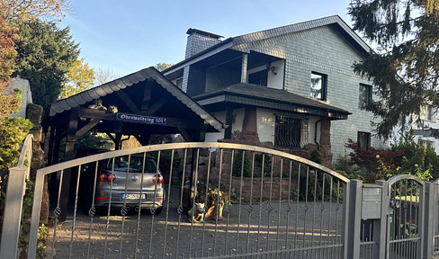 Commission-free: Detached single-family house with a natural stone garden and carport in Offenbach.