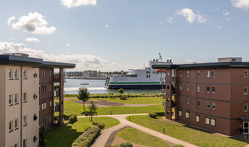 Enjoy stunning views of the Baltic Sea, all the way to the harbor entrance – this spacious 4-room apartment is located in the desirable "Hohe Düne" area.