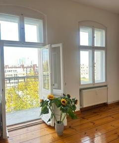 Single-Altbauwohnung mit Balkon, bezugsbereit