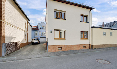 Großzügiges 8-Zimmer-Wohnhaus auf drei Wohnebenen in Aßlar-Berghausen
