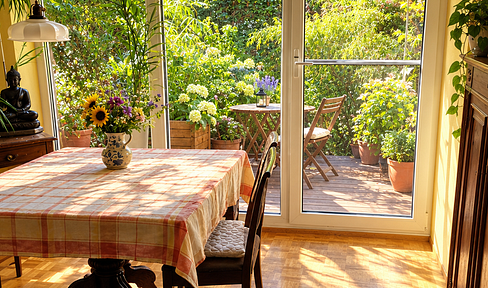 Rare opportunity in West Schwabing: Duplex apartment with its own entrance and access to a garden.