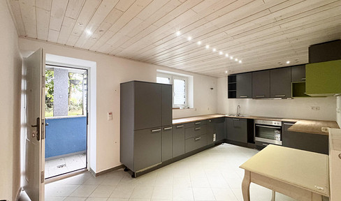 Large 2-bedroom apartment with a new fitted kitchen and its own entrance – available immediately.