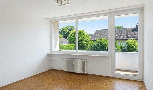 Spacious 4-room apartment with a balcony, located in a quiet and desirable area of Traunstein.