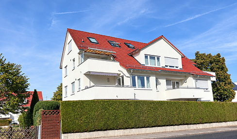 Centrally located and quiet: 4-room apartment with balcony in the heart of Maichingen.