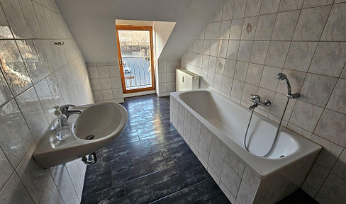 3-room apartment, peaceful living in a historic building.