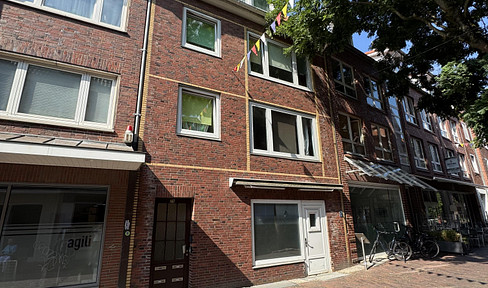 No commission: Residential and commercial building with 3 apartments, commercial space, and 2 garages, located in the city center of Emden.