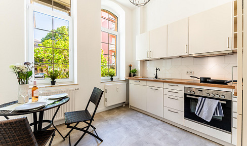 Bright, unfurnished 3-room apartment in the back building, with a terrace.