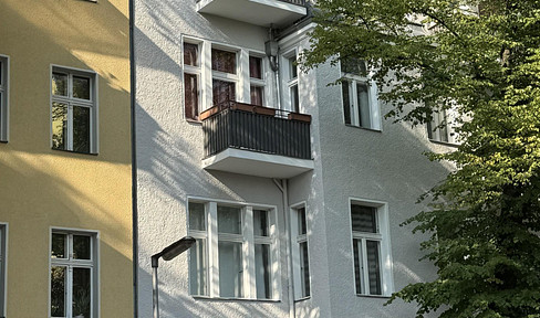 Renovated older building - 3 rooms with balcony and fitted kitchen.
