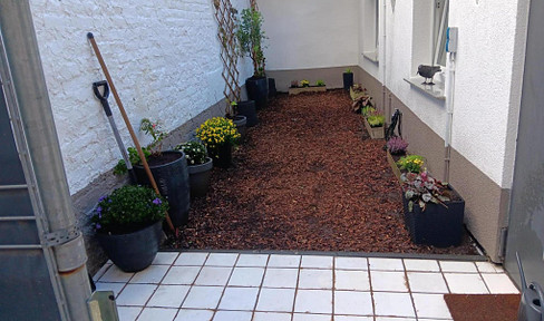 Nippes, 2 rooms (1 with a built-in kitchen), bathroom, and a small garden.
