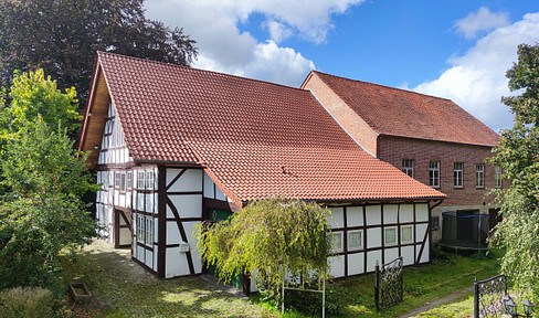 Without a real estate agent: A timber-framed farmhouse dating back to around 1720 – approximately 1,030 square meters of living/usable space, a hall, a workshop, and an outbuilding.