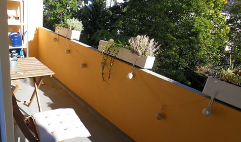 Kreuzviertel!!! Beautiful 3.5-room apartment in a historic building with a southwest-facing balcony.