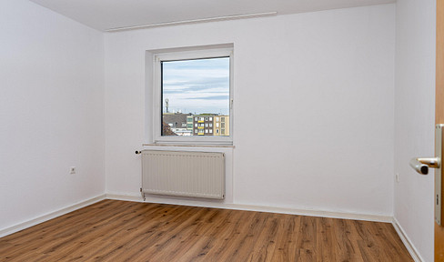 Quiet, centrally located 3-room apartment with kitchen, hallway, and bathroom in Oberhausen-Osterfeld.