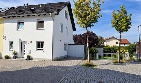 FREE OF COMMISSION! Spacious detached house in Landshut-Wolfgang, situated on a corner lot with ample space for a motorhome and other vehicles.