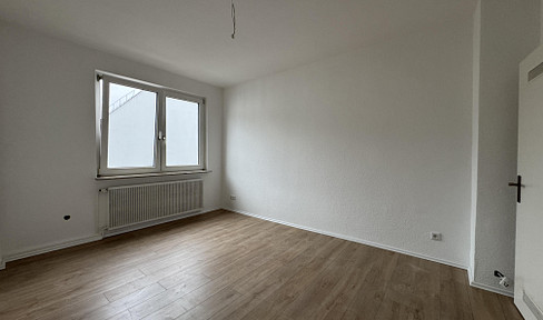 Newly renovated 3-room apartment with balcony, available immediately.