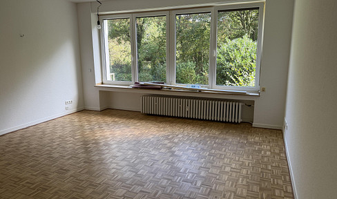 Newly renovated and located in a green area | 3 rooms, balcony, garden, fitted kitchen, garage + parking space.